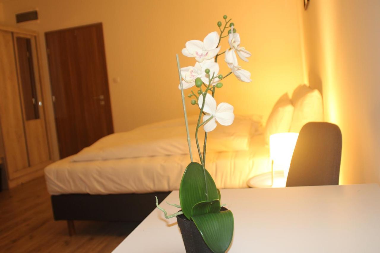 Vecsesi Rendezvenykoezpont Es Panzio Bed & Breakfast Dış mekan fotoğraf
