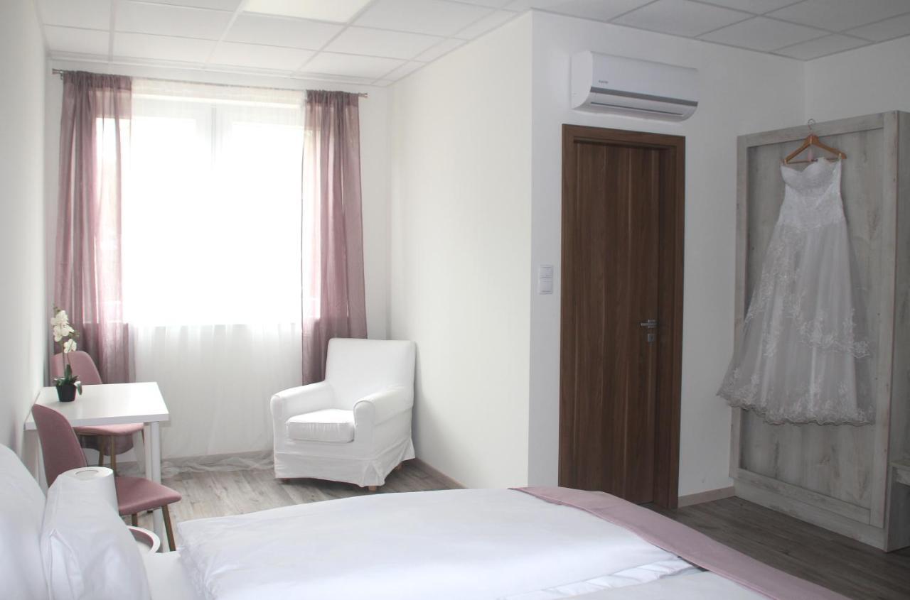 Vecsesi Rendezvenykoezpont Es Panzio Bed & Breakfast Dış mekan fotoğraf
