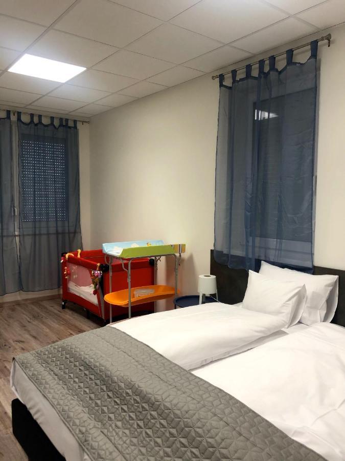 Vecsesi Rendezvenykoezpont Es Panzio Bed & Breakfast Dış mekan fotoğraf