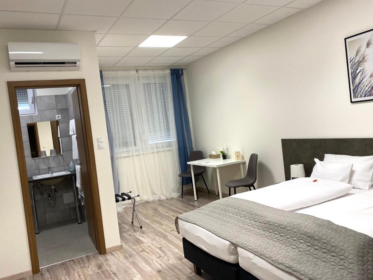 Vecsesi Rendezvenykoezpont Es Panzio Bed & Breakfast Dış mekan fotoğraf