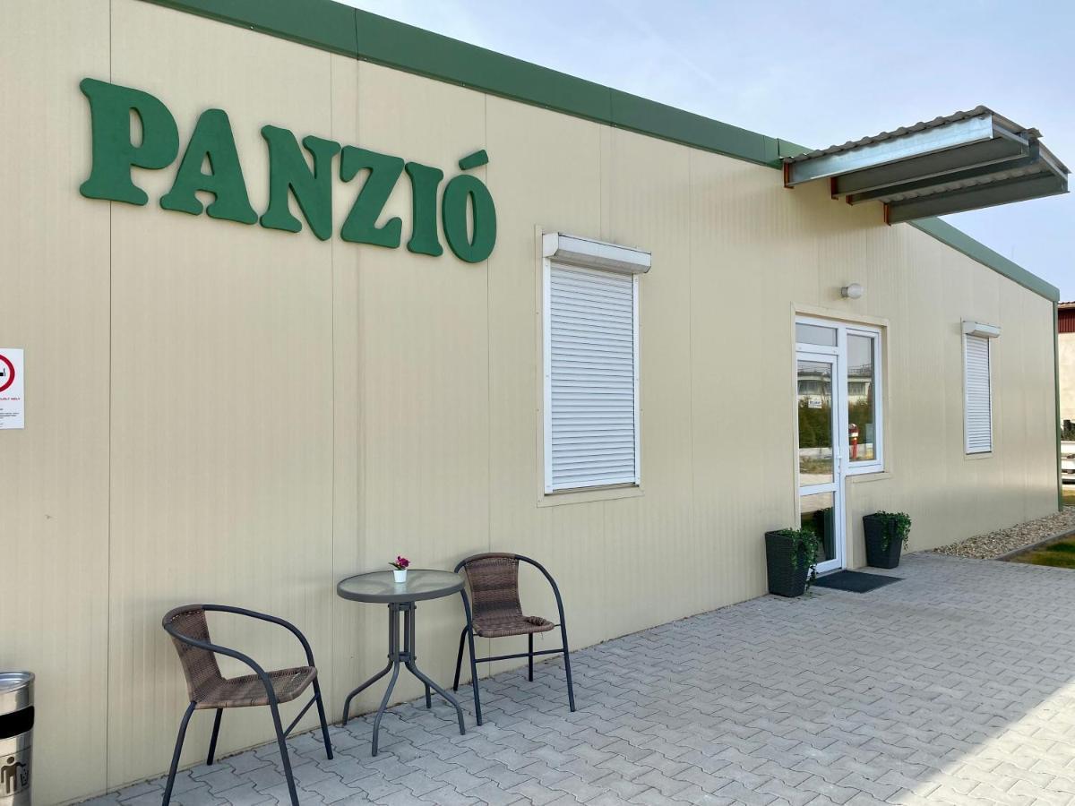Vecsesi Rendezvenykoezpont Es Panzio Bed & Breakfast Dış mekan fotoğraf