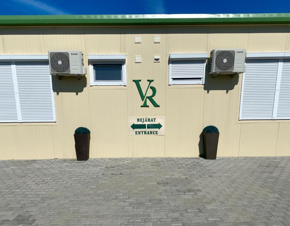 Vecsesi Rendezvenykoezpont Es Panzio Bed & Breakfast Dış mekan fotoğraf