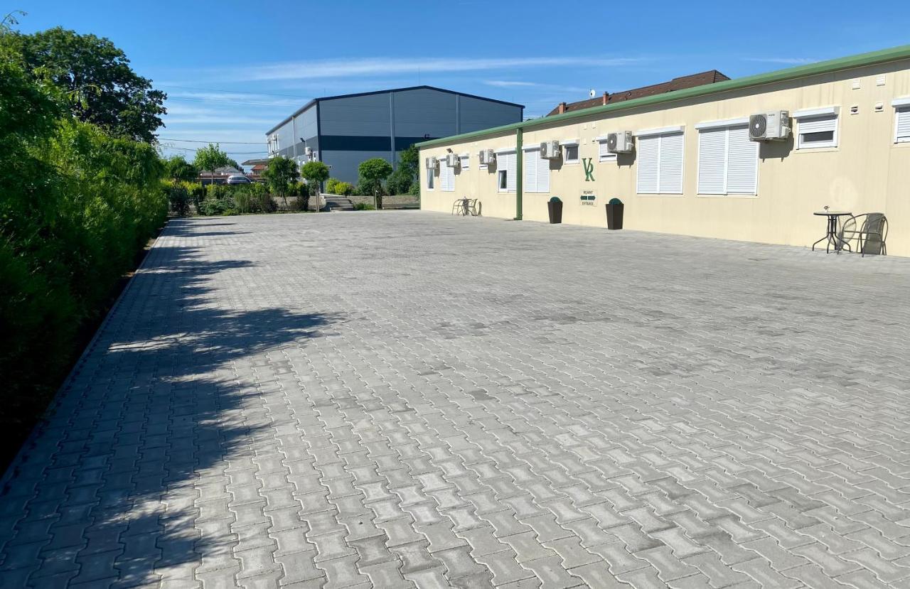 Vecsesi Rendezvenykoezpont Es Panzio Bed & Breakfast Dış mekan fotoğraf