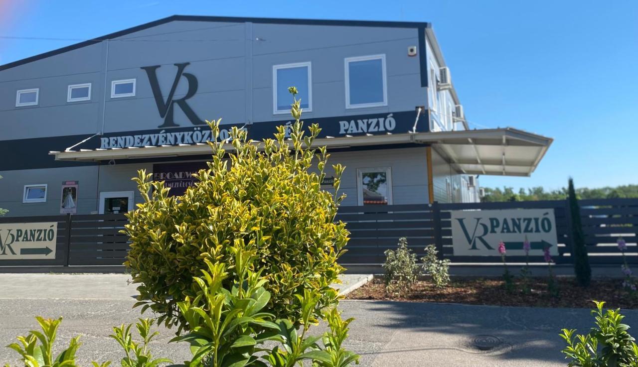 Vecsesi Rendezvenykoezpont Es Panzio Bed & Breakfast Dış mekan fotoğraf