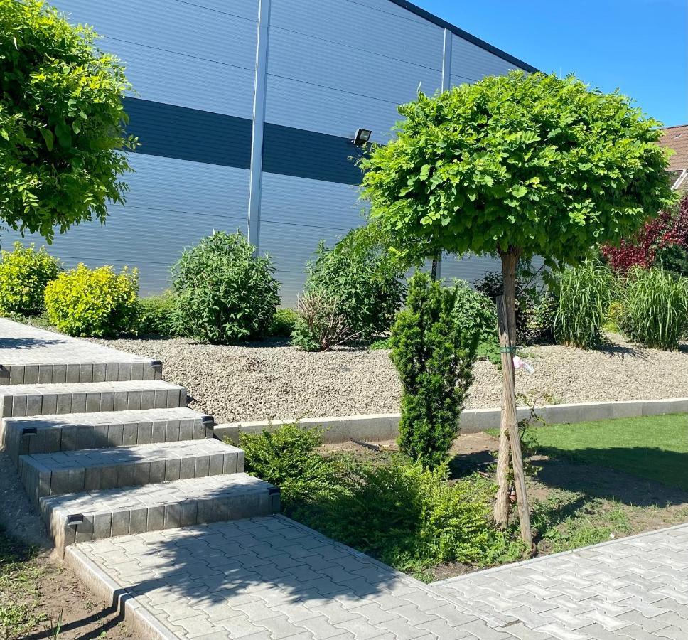 Vecsesi Rendezvenykoezpont Es Panzio Bed & Breakfast Dış mekan fotoğraf