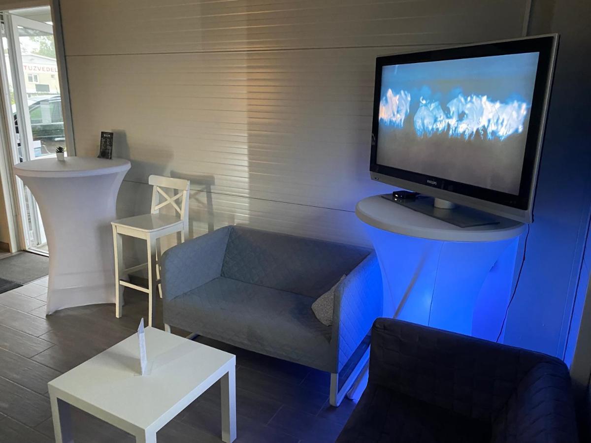 Vecsesi Rendezvenykoezpont Es Panzio Bed & Breakfast Dış mekan fotoğraf