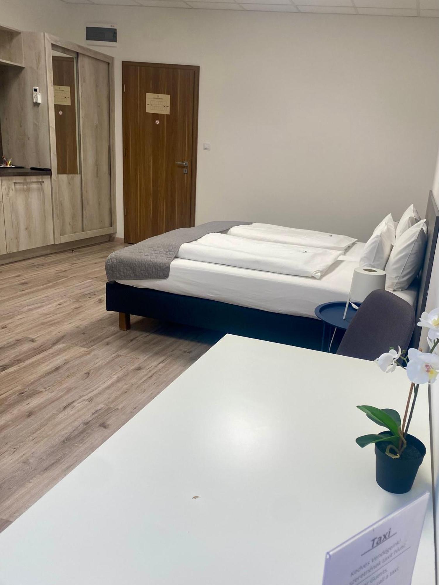 Vecsesi Rendezvenykoezpont Es Panzio Bed & Breakfast Dış mekan fotoğraf
