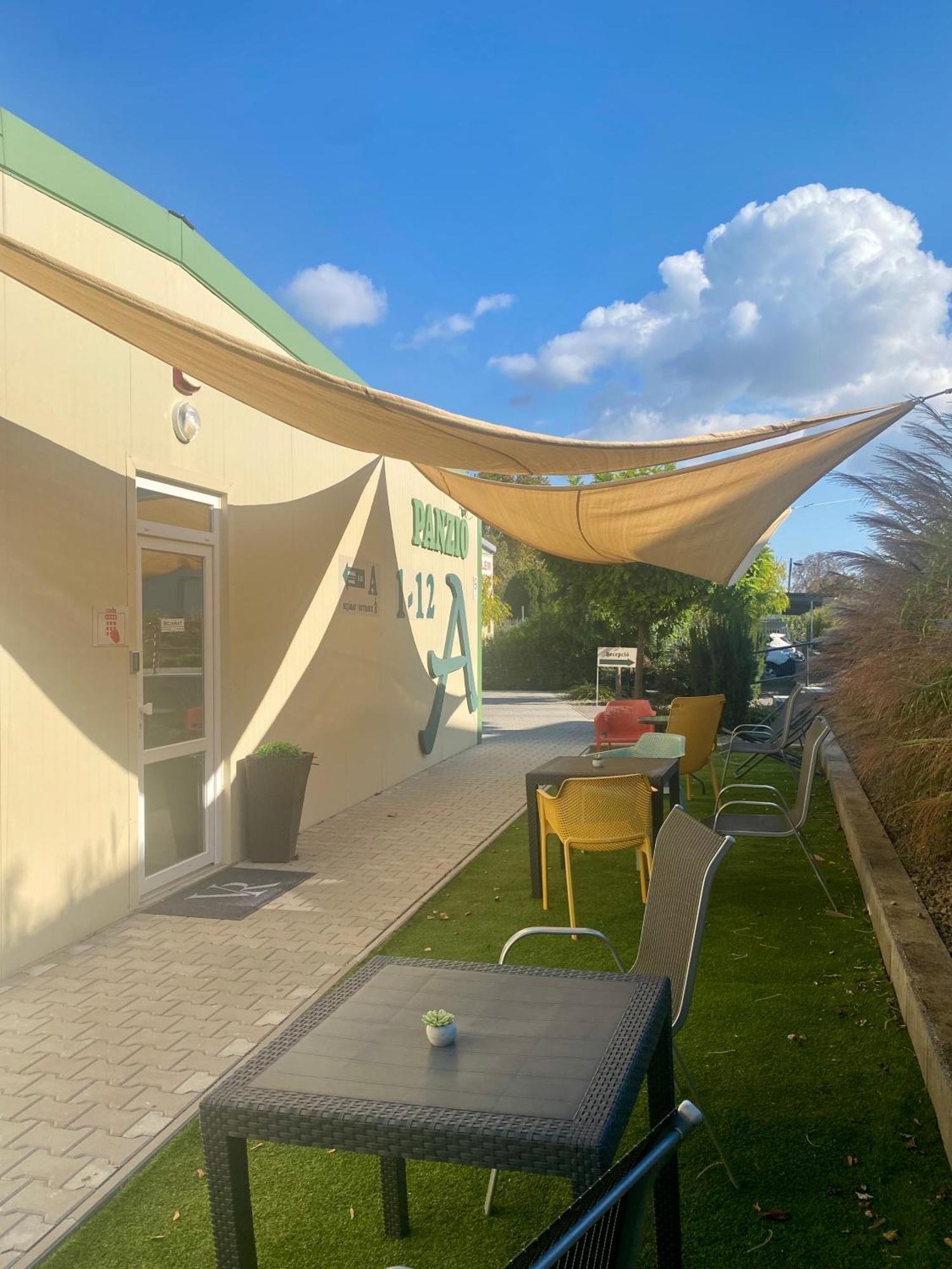 Vecsesi Rendezvenykoezpont Es Panzio Bed & Breakfast Dış mekan fotoğraf