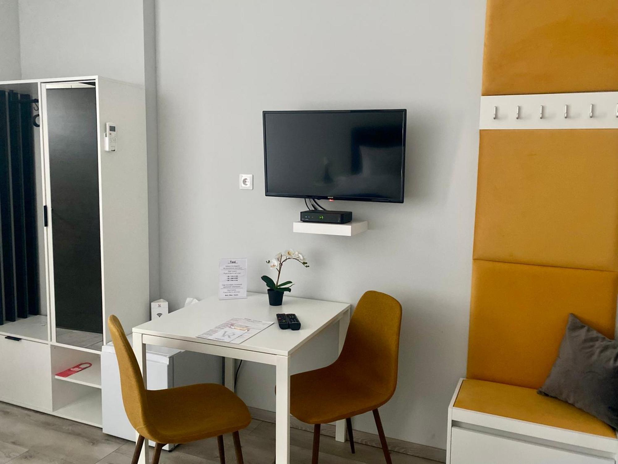 Vecsesi Rendezvenykoezpont Es Panzio Bed & Breakfast Dış mekan fotoğraf