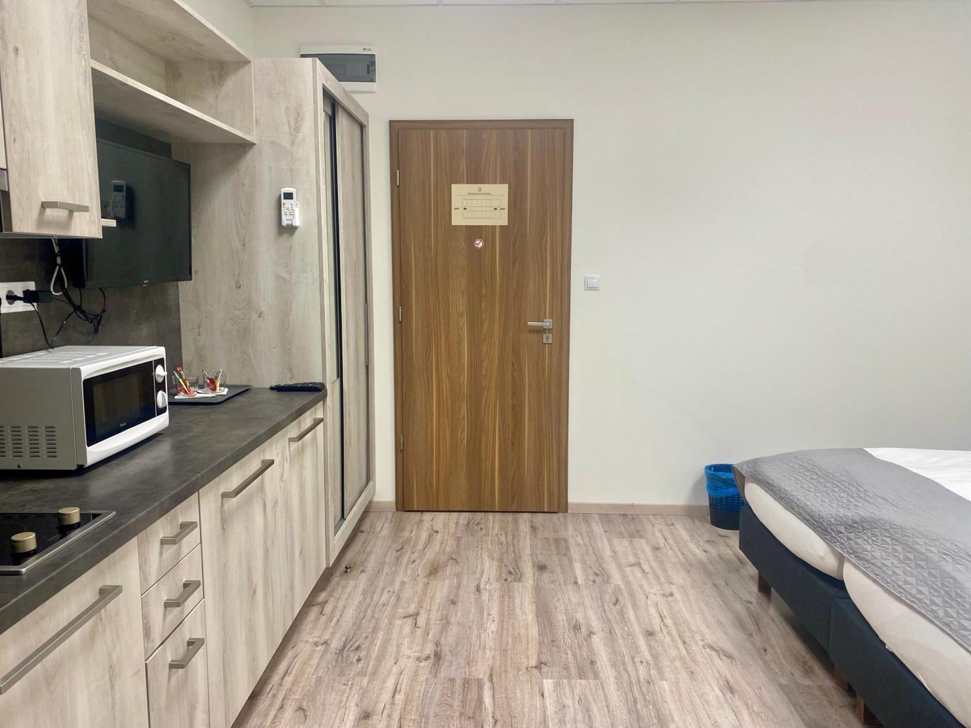 Vecsesi Rendezvenykoezpont Es Panzio Bed & Breakfast Dış mekan fotoğraf