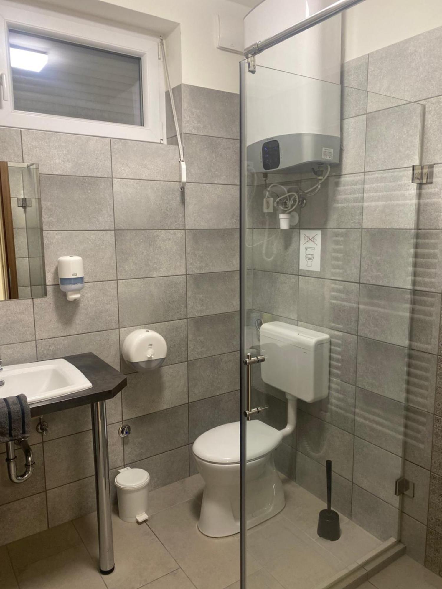 Vecsesi Rendezvenykoezpont Es Panzio Bed & Breakfast Dış mekan fotoğraf