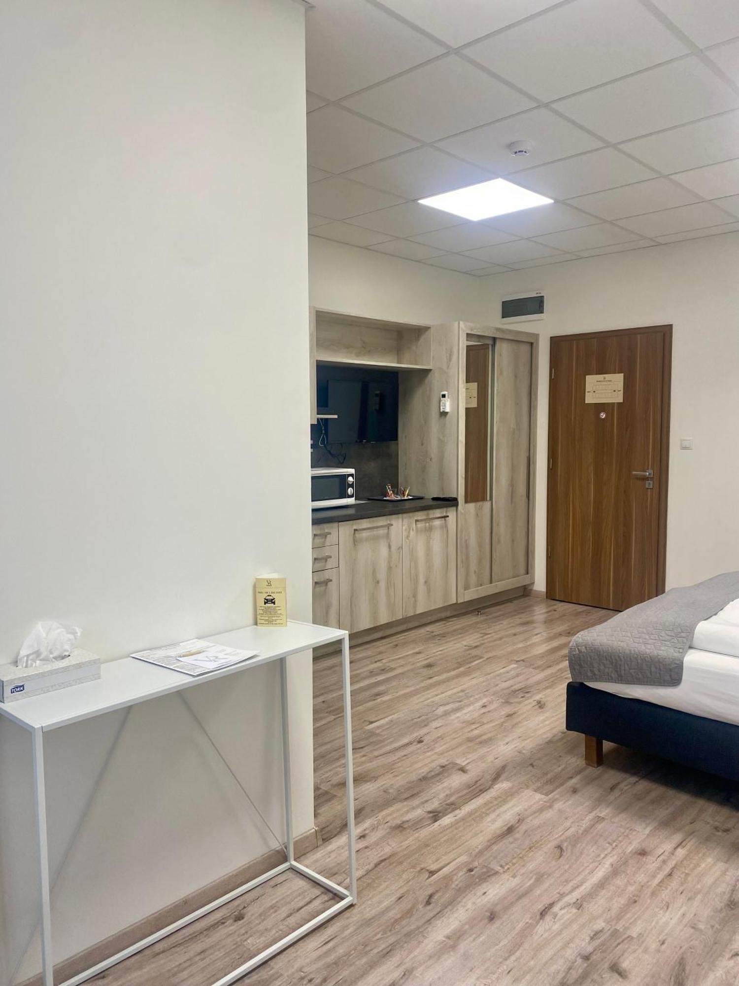 Vecsesi Rendezvenykoezpont Es Panzio Bed & Breakfast Dış mekan fotoğraf