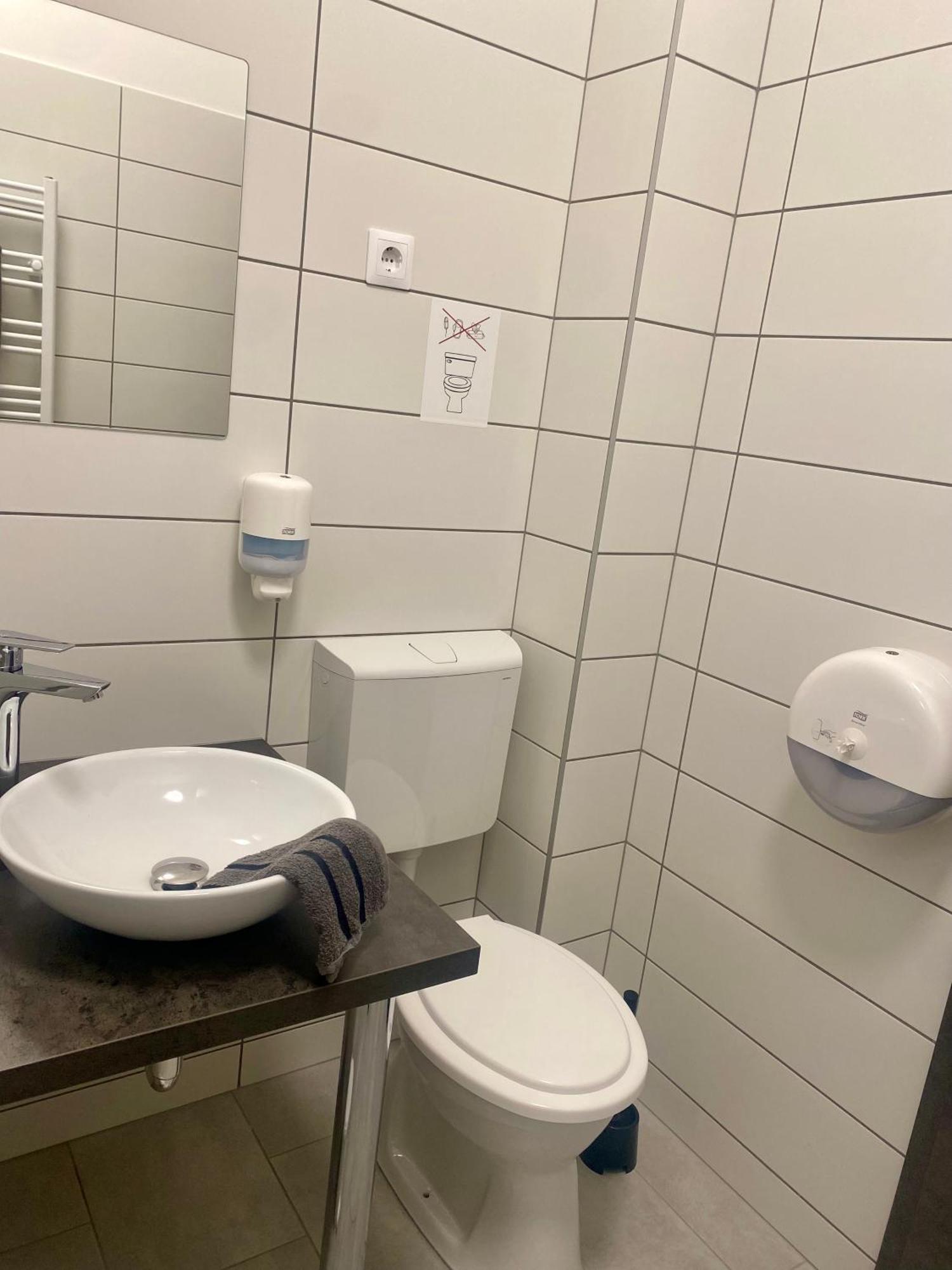 Vecsesi Rendezvenykoezpont Es Panzio Bed & Breakfast Dış mekan fotoğraf